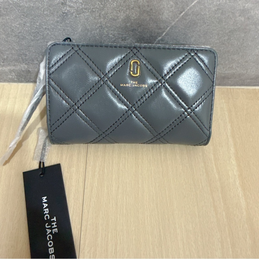 (NWT) Marc Jacobs The Quilted Softshot Compact Leather Wallet